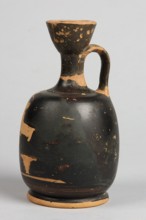 Aryballus lekythos, decoration: on the belly a winged Nike in right profile, dressed in a long