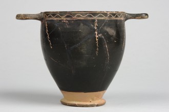 Skyphos, Skyphos with painted decoration. Engraved ornament at the upper edge of the vessel: an
