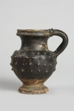 Black-finned oinochoe, decoration: in the upper half of the belly four rows of plastic knobs