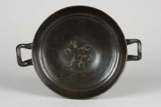 Kyliks, stamped decoration: at the bottom of the bowl, 3 radially arranged palmettes and 3 lotus