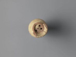 Water vessel qulla. Ovoid, elongated belly with the edge of the foot protruding outward. Short,