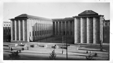View of the central pavilions of the National Museum at Aleja 3 Maja, Warsaw; photograph by