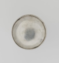 Toilet box by Comyns & Sons London; goldsmith's firm; fl. 1859–1953. Cylindrical toilet box