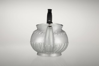 Teapot by Goldsmiths & Silversmiths Co Ltd London; goldsmiths' firm, fl. 1880–1952; makers William