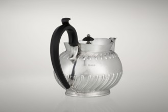 Teapot by Teapot, Goldsmiths & Silversmiths Co Ltd; makers William Gibson & John Langman goldsmiths
