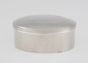 Toilet box; maker: Edward Fernell fl. 1779–1796?, goldsmith; round box, smooth with slightly domed