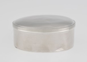 Toilet box by Edward Fernell fl. 1779–1796?, goldsmith. Round box, smooth with a slightly domed lid