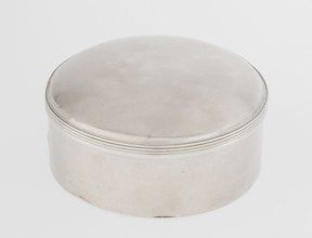 Toilet box by Edward Fernell fl. 1779–1796?: round smooth gold box with a slightly domed lid edged