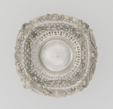 Openwork cake stand by Mappin & Webb Ltd goldsmith, plater, sellers; fl. 1859-. Openwork cake stand