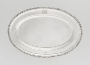 Oval platter by Mappin & Webb Ltd goldsmith, silversmith, dealer; fl. 1859–, oval platter with