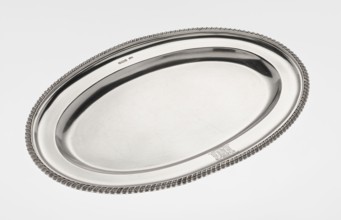 Oval platter by Mappin & Webb Ltd goldsmith, silversmith, dealer, 1904/1905. Silver dish with