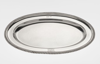 Oval platter by Mappin & Webb Ltd goldsmith, silversmith, dealer; fl. 1859–, oval platter with