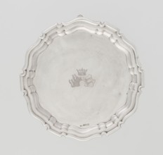 Tray on legs, goldsmith/silversmith, circular with three hoof-shaped legs; slightly raised,