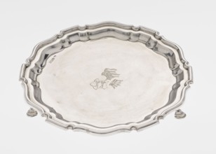 Tray on legs, goldsmith/silversmith maker: Mappin & Webb Ltd. Circular tray supported on three