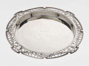 Round tray; maker: Mappin & Webb Ltd goldsmith, silversmith, dealer; fl. 1859-; function: table