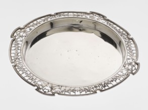 Round tray, circular silver with smooth mirror and slightly raised, openwork collar decorated with