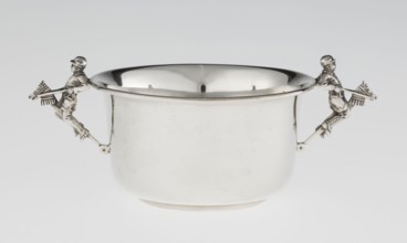 Porridge bowl porringer, by Mappin & Webb Ltd goldsmith/silversmith, fl. 1859–. Cylindrical bowl