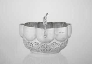 Porridge bowl porringer, Wakely & Wheeler Ltd London; goldsmiths; fl. 1791–1958 maker;
