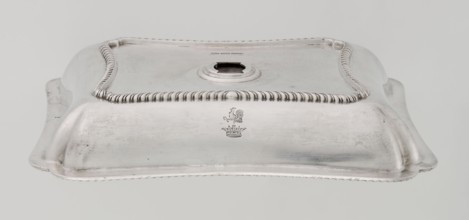 Four-sided platter by Thomas Bradbury & Sons Sheffield; goldsmiths, fl. ca. 1769–1943. Four-sided