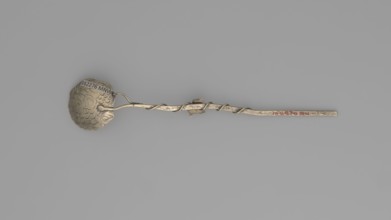 Decorative spoon, vines. Decorative spoon with a flat round scoop with irregular edges decorated on