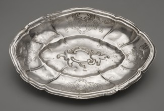 Oval cake stand, maker: Johann Constantin Lange 1702–1761; silver; rocaille and acanthus