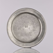 Plate by Otto Friedrich Groth fl. 1792–1822. Flat pewter plate with a smooth mirror, semicircular