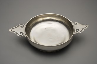 Écuelle by Christian Lieberkühn fl. 1703–1733, goldsmith. Hidden on the bottom: city mark not