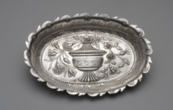 Platter by Johann Jacob Haase II active from 1759, died 1775, ca. 1780. Oval cake stand with a