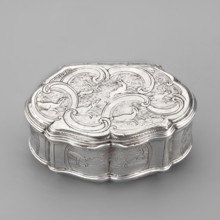 Snuffbox on an oval plan with irregular edges, vertical ribbed walls; on the lid a depiction of