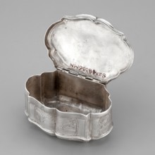 Snuffbox on an oval plan with irregular edges, vertical ribbed walls; on the lid a depiction of