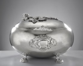 Rococo sugar bowl by Emmanuel I Ellerholtz fl. 1758–1800, goldsmith. Ovoid sugar bowl supported on
