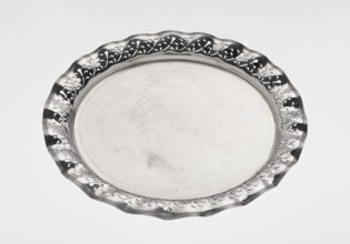 Circular tray, scrap, purchased ca. 1908, England, Birmingham; dish, diameter 32 cm, weight 722 g,