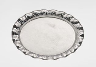 Circular tray, scrap, purchased, ca. 1908, England, Birmingham; dish; diameter 32 cm; weight 722 g,