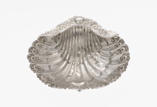 Platter in the form of a full-plastic scallop shell, knotted and ribbed, decorated on the rim with
