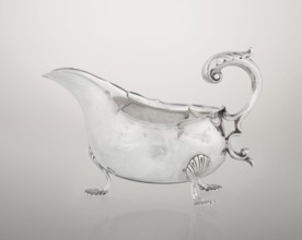 Sauce boat, Henry Matthews fl. 1893–ca. 1930, goldsmith. Hemispherical silver sauce boat with an