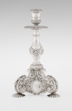 Single-candle candlestick, neo-Baroque style, silver, supported on three shells and a three-sided