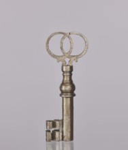 Padlock key, 19th century, Poland; locksmithing; height 10.3 cm, width 4 cm, A metallic key