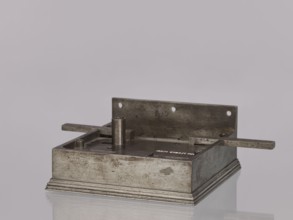 Square-faced lock by Michal Taszynski fl. 1820–1838. Door lock with latches and key, No. 114, made