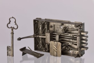 Gate lock. Double-bolt gate lock with key No. 52. Uncapped, with pull handle. Housed in a