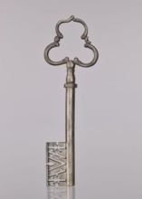 Gate key, locksmithing. Key with a tubular shaft, separated from the semi-ovoidal node by a flat