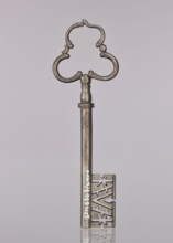 Gate key, locksmithing. Key with a tubular shaft, separated from the semi-ovoidal node by a flat