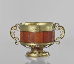 Platter with amber plates, cylindrical platter on a slightly arched circular foot with oval cutouts