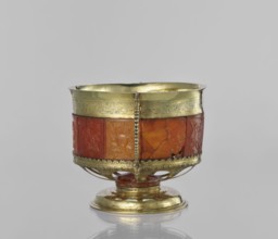 Platter with amber plates, cylindrical platter on a slightly arched circular foot with oval cutouts
