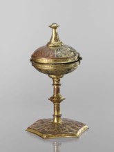 Host ciborium, Copper ciborium on a hexagonal foot, with a smooth shaft with two lacings in the