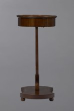 Oval display table with a lyre-shaped base mounted on a platform with a concave-convex outline,