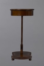 Oval display table with a lyre-shaped base mounted on a platform with a concave-convex outline,
