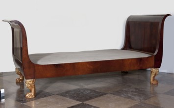 Bed, empire style, animal paws, mahogany, with S-shaped outward-curving pediments of slightly