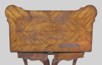 Game table, Rectangular with an extendable top square when extended with rounded, protruding