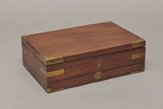 Painter's cassette, Travel painter's cassette, cuboid mahogany box with corners of body and lid