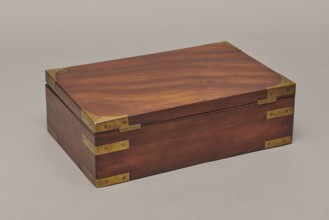 Painter's cassette, Travel painter's cassette, cuboid mahogany box with corners of body and lid